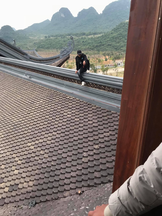 Nam thanh niên trèo lên mái ngôi chùa lớn nhất Việt Nam để &quot;check-in sống ảo&quot; khiến nhiều người ngao ngán về ý thức - Ảnh 2.