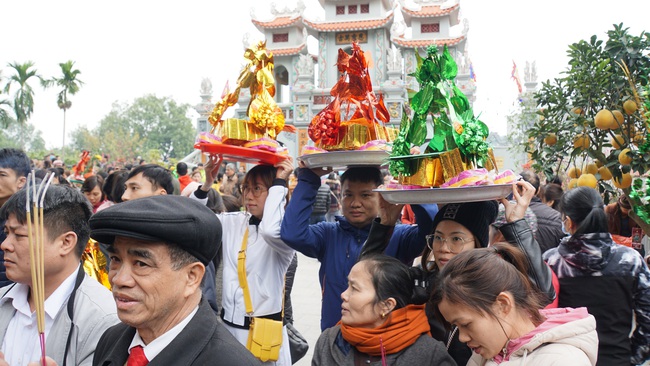 Mùng 5 Tết, hàng ngàn người đội lễ vào đền Bà Chúa Kho &quot;xin&quot; lộc - Ảnh 3.