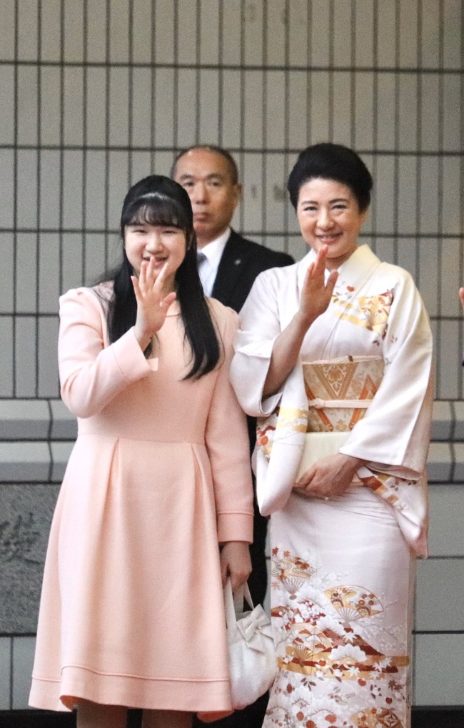 Hai nàng công chúa Nhật Bản gây chú ý với hai hình ảnh khác nhau một trời một vực: Người tỏa sáng rạng ngời, người ngày càng gây thất vọng - Ảnh 3.