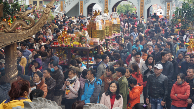 Mùng 5 Tết, hàng ngàn người đội lễ vào đền Bà Chúa Kho &quot;xin&quot; lộc - Ảnh 6.
