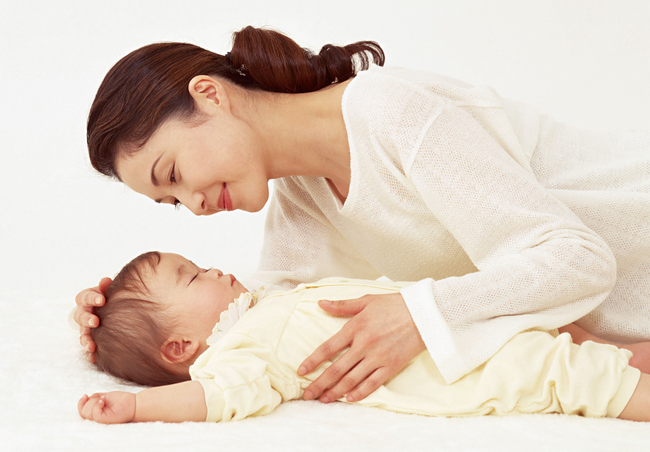 Một nghiên cứu cho thấy việc cho con đi ngủ sớm tạo nên những đứa trẻ khỏe mạnh và những bà mẹ hạnh phúc - Ảnh 2.