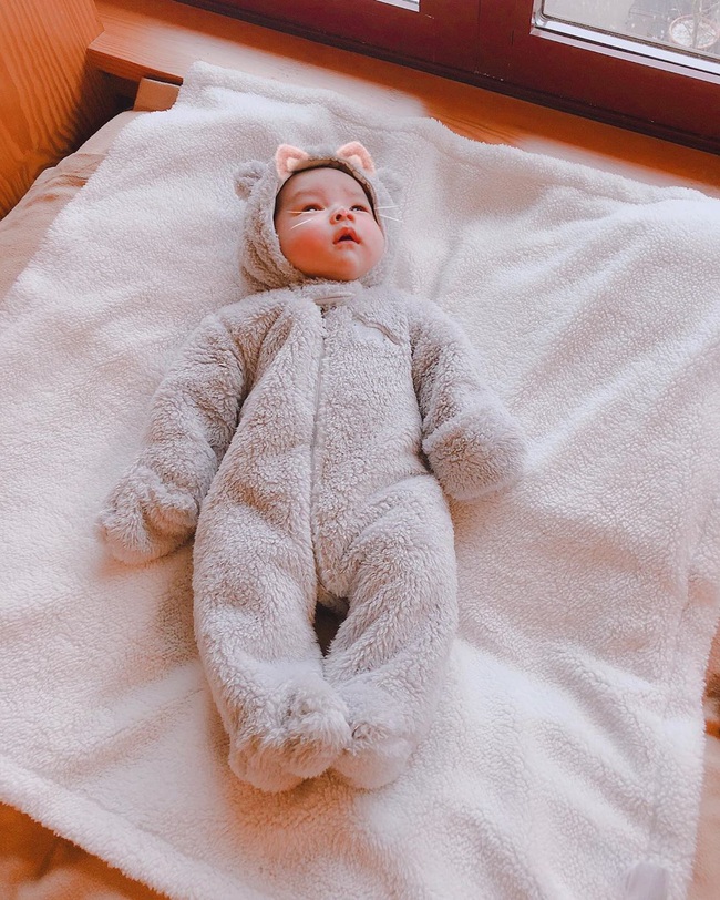 Bất chấp bị công kích liên tục, Phạm Hương vẫn khoe hình ảnh con trai khi mới 1 tháng tuổi - Ảnh 2. Bất chấp bị công kích liên tục, Phạm Hương vẫn khoe hình ảnh con trai khi mới 1 tháng tuổi - Ảnh 2.