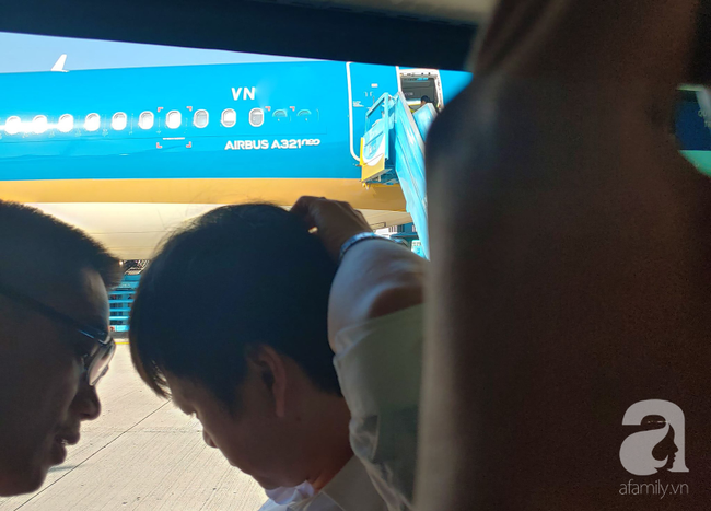 TP.HCM: Nữ tiếp viên Vietnam Airline bị tạm giữ vì nghi buôn lậu thuốc lá, dầu xoa bóp từ Nhật Bản - Ảnh 2.