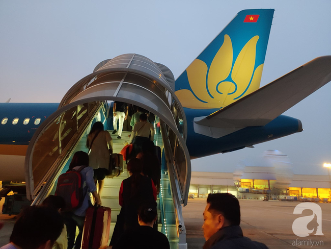 TP.HCM: Nữ tiếp viên Vietnam Airline bị tạm giữ vì nghi buôn lậu thuốc lá, dầu xoa bóp từ Nhật Bản - Ảnh 1.