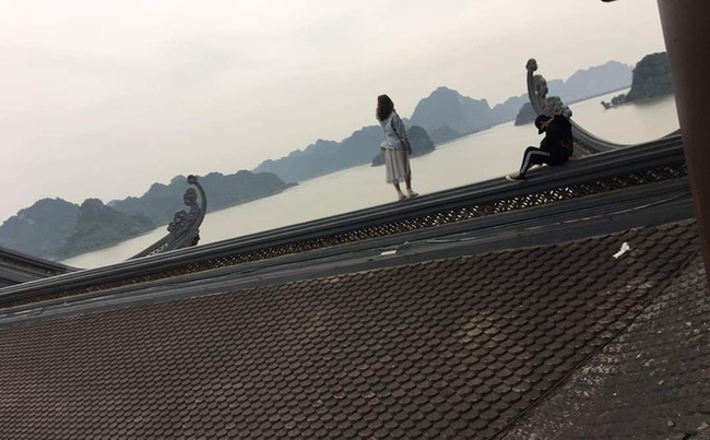 Nhóm &quot;nam thanh nữ tú&quot; trèo lên mái chùa lớn nhất Việt Nam để chụp ảnh khiến nhiều người nhức mắt - Ảnh 3.