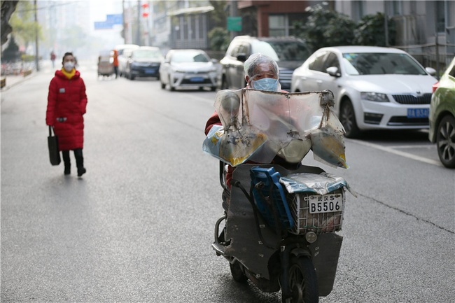 Tròn 1 tuần bị phong tỏa, người dân trong &quot;thành phố ma&quot; Vũ Hán hiện giờ ra sao? - Ảnh 5.