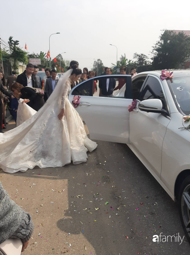 Chú rể Phan Văn Đức bẽn lẽn tới đón dâu, váy cô dâu Nhật Linh quá dài nên... chui vào xe không vừa - Ảnh 8.