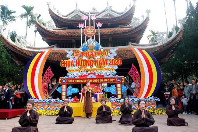 Mùng 6 Tết: Hàng vạn du khách thập phương đổ về dự lễ khai hội chùa Hương  - Ảnh 4.