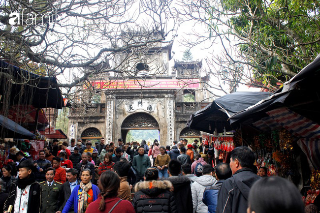 Mùng 6 Tết: Hàng vạn du khách thập phương đổ về dự lễ khai hội chùa Hương  - Ảnh 6.
