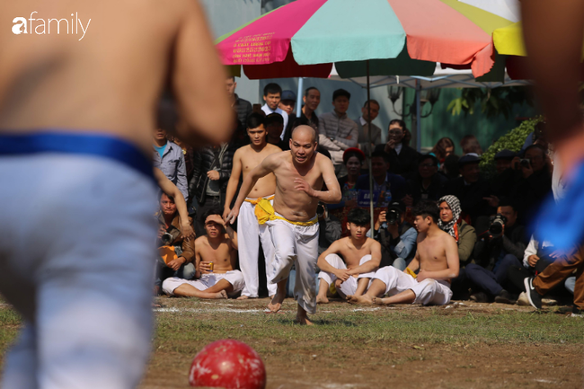 Trai làng Thuý Lĩnh hùng hục tranh cướp trong lễ hội vật cầu đầu năm - Ảnh 3.