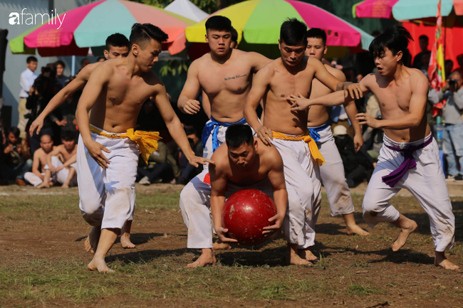 Trai làng Thuý Lĩnh hùng hục tranh cướp trong lễ hội vật cầu đầu năm - Ảnh 4.