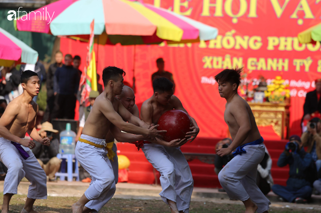 Trai làng Thuý Lĩnh hùng hục tranh cướp trong lễ hội vật cầu đầu năm - Ảnh 7.