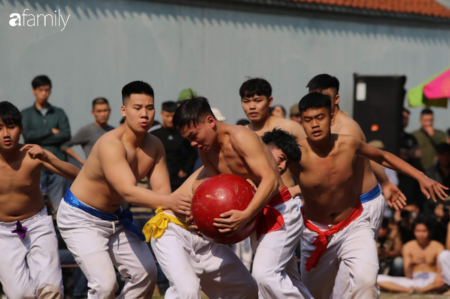 Trai làng Thuý Lĩnh hùng hục tranh cướp trong lễ hội vật cầu đầu năm - Ảnh 8.