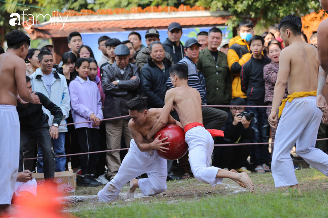 Trai làng Thuý Lĩnh hùng hục tranh cướp trong lễ hội vật cầu đầu năm - Ảnh 11.