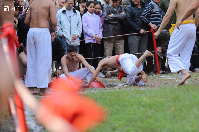 Trai làng Thuý Lĩnh hùng hục tranh cướp trong lễ hội vật cầu đầu năm - Ảnh 12.