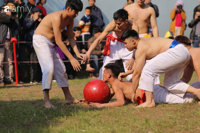 Trai làng Thuý Lĩnh hùng hục tranh cướp trong lễ hội vật cầu đầu năm - Ảnh 15.