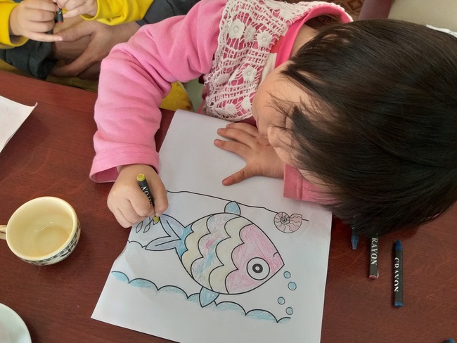 Bé gái vẽ rất giỏi