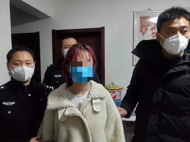 Thiếu nữ 19 tuổi bị bắt vì giả mạo y tá bán khẩu trang với giá cao giữa tâm bão dịch viêm phôi Vũ Hán - Ảnh 1.