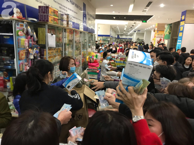 Hà Nội: Kinh hãi cảnh tranh giành mua khẩu trang tại chợ thuốc lớn nhất - Ảnh 11.