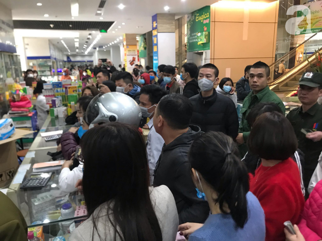 Hà Nội: Kinh hãi cảnh tranh giành mua khẩu trang tại chợ thuốc lớn nhất - Ảnh 10.