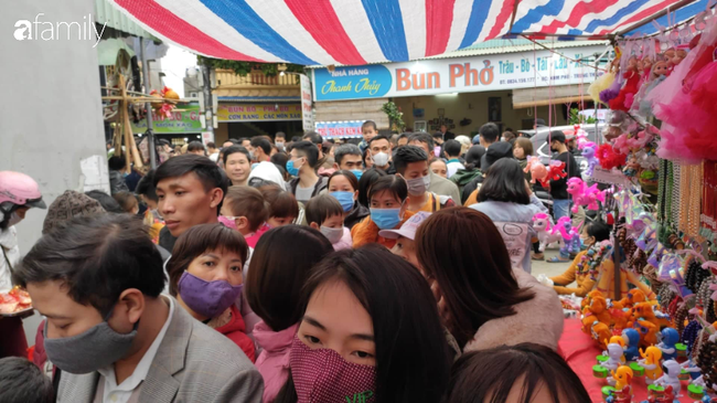 Người người, nh&agrave; nh&agrave; khẩu trang k&iacute;n m&iacute;t đổ bộ phi&ecirc;n chợ Viềng đầu năm - Ảnh 4.