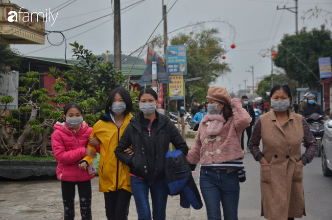Người người, nh&agrave; nh&agrave; khẩu trang k&iacute;n m&iacute;t đổ bộ phi&ecirc;n chợ Viềng đầu năm - Ảnh 8.