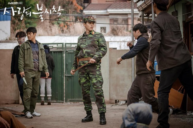 Tạm hoãn phim, &quot;Crash Landing On You&quot; an ủi fan bằng bộ ảnh siêu điển trai của Hyun Bin trong quân phục  - Ảnh 8.