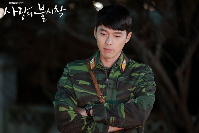 Tạm hoãn phim, &quot;Crash Landing On You&quot; an ủi fan bằng bộ ảnh siêu điển trai của Hyun Bin trong quân phục  - Ảnh 4.