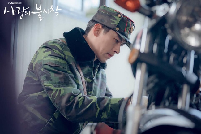 Tạm hoãn phim, &quot;Crash Landing On You&quot; an ủi fan bằng bộ ảnh siêu điển trai của Hyun Bin trong quân phục  - Ảnh 5.