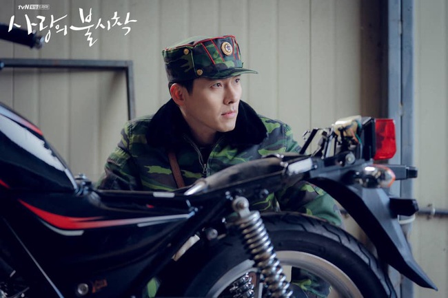 Tạm hoãn phim, &quot;Crash Landing On You&quot; an ủi fan bằng bộ ảnh siêu điển trai của Hyun Bin trong quân phục  - Ảnh 6.