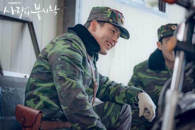 Tạm hoãn phim, &quot;Crash Landing On You&quot; an ủi fan bằng bộ ảnh siêu điển trai của Hyun Bin trong quân phục  - Ảnh 7.