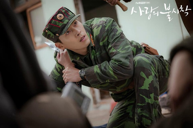 Tạm hoãn phim, &quot;Crash Landing On You&quot; an ủi fan bằng bộ ảnh siêu điển trai của Hyun Bin trong quân phục  - Ảnh 10.