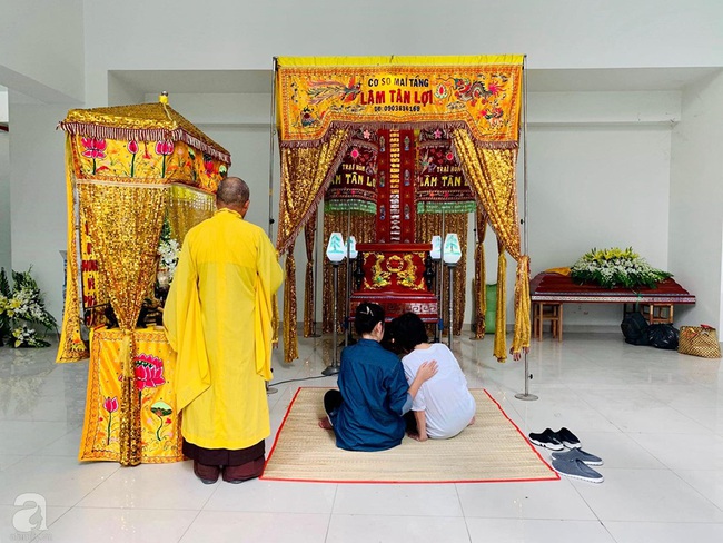 Đám tang diễn viên &quot;Ván bài lật ngửa&quot; Nguyễn Chánh Tín: Vợ khóc ngất bên linh cữu chồng - Ảnh 8.