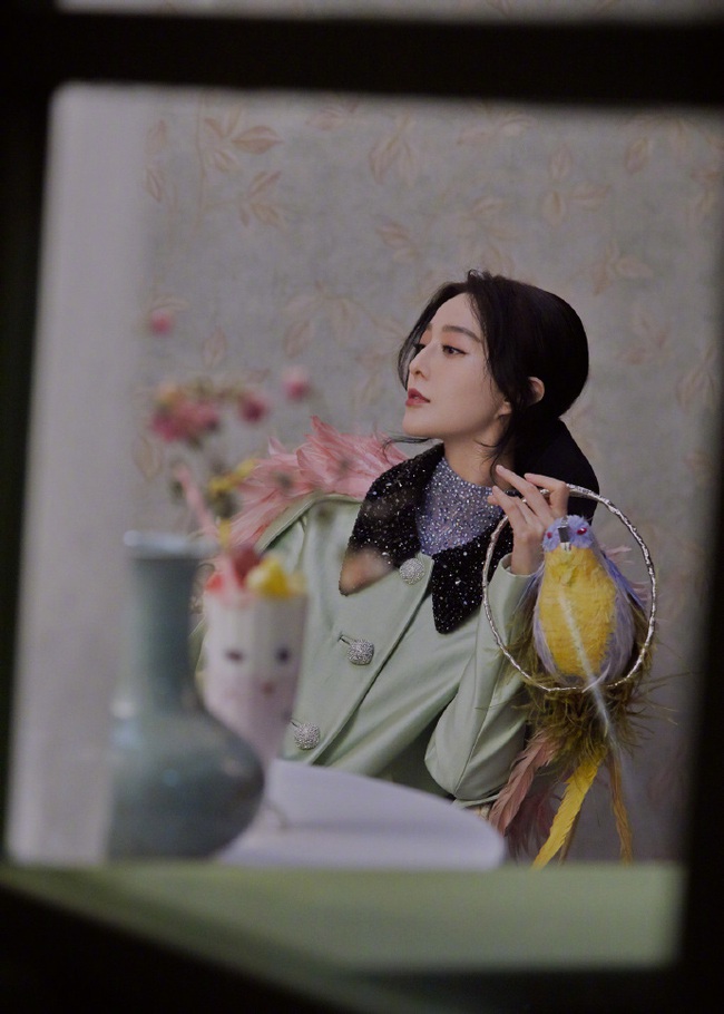 Loạt ảnh mới của Phạm Băng Băng khiến netizen không khỏi phẫn nộ: đẹp sẵn rồi cần gì phải chỉnh sửa - Ảnh 2.