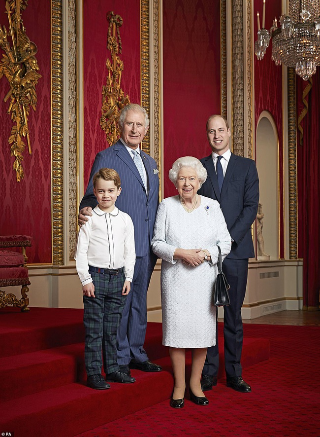 Nữ hoàng Anh phát hành ảnh mới chào đón năm 2020 cùng với 3 người thừa kế, gây kinh ngạc nhất là Hoàng tử George với sự thay đổi không ngờ - Ảnh 1.