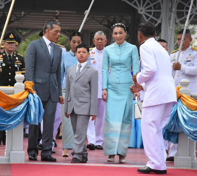 Tiểu hoàng tử Thái Lan từng gây chú ý khi quỳ lạy mẹ trong giây phút mãi chia xa gây bất ngờ với hình ảnh hiện tại - Ảnh 2.