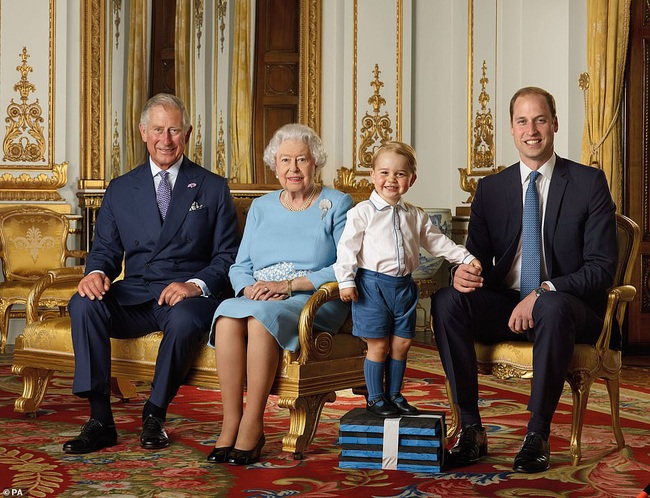 Nữ hoàng Anh phát hành ảnh mới chào đón năm 2020 cùng với 3 người thừa kế, gây kinh ngạc nhất là Hoàng tử George với sự thay đổi không ngờ - Ảnh 3.