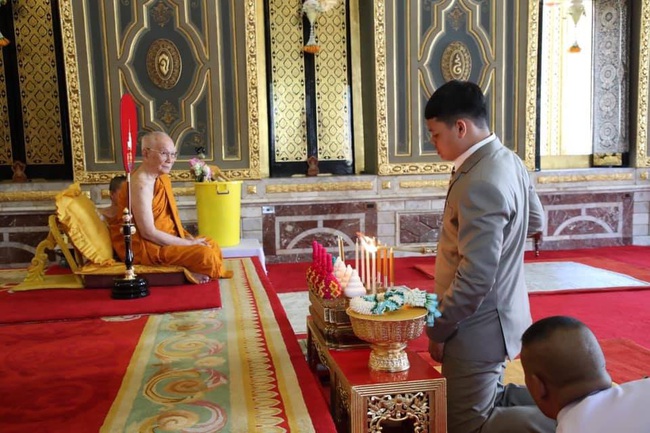 Tiểu hoàng tử Thái Lan từng gây chú ý khi quỳ lạy mẹ trong giây phút mãi chia xa gây bất ngờ với hình ảnh hiện tại - Ảnh 3.
