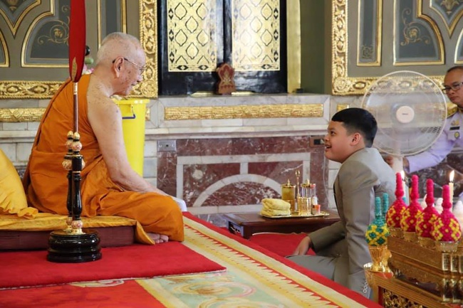 Tiểu hoàng tử Thái Lan từng gây chú ý khi quỳ lạy mẹ trong giây phút mãi chia xa gây bất ngờ với hình ảnh hiện tại - Ảnh 4.