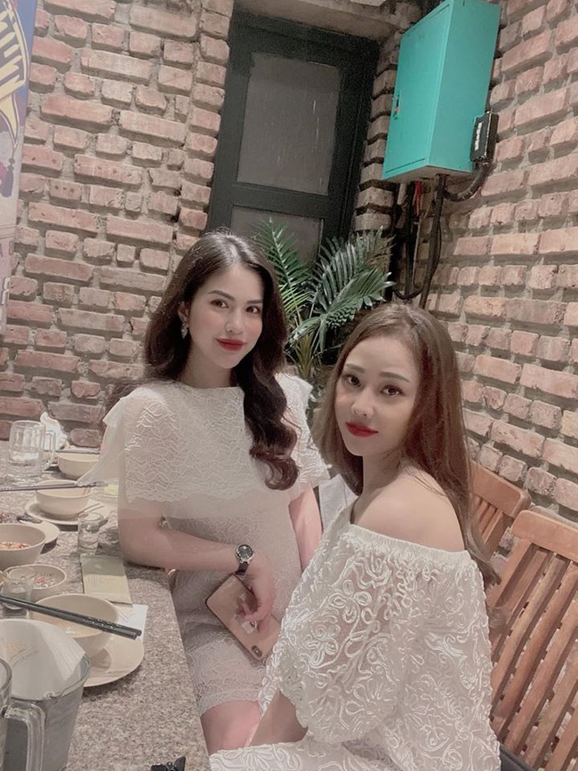 Cuối tuần của các hot mom: Bé Myla diện đồ đôi với mẹ &quot;phượt&quot; khắp Singapore, nhóc Cá nhà Ngọc Mon nhí nhố như diễn hài - Ảnh 9.