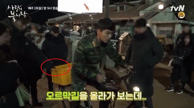Hậu trường &quot;Crash Landing On You&quot;: Hyun Bin khổ sở tập đi xe đạp để đóng cảnh lãng mạn với Son Ye Jin - Ảnh 3.