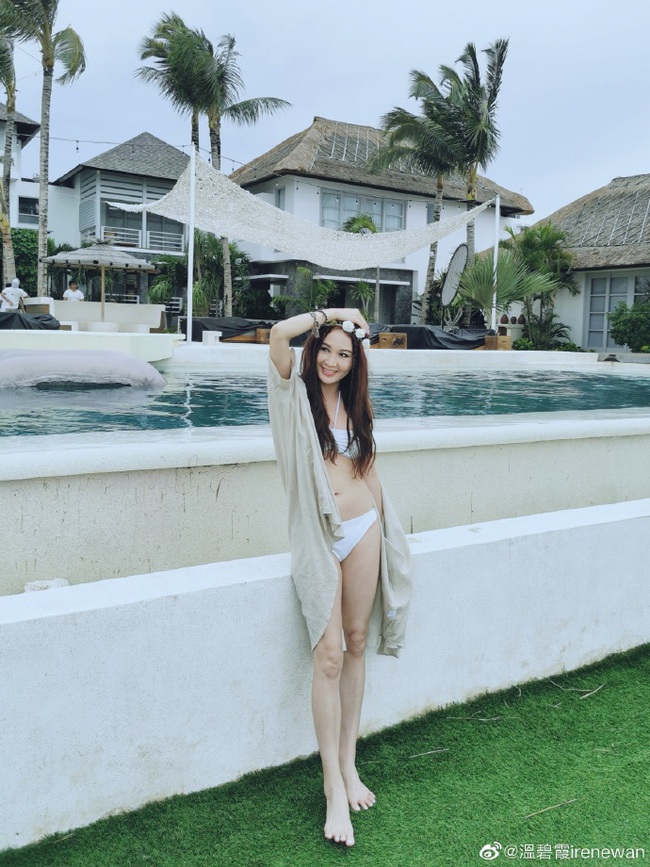 &quot;Bông hồng lửa của màn ảnh Hồng Kong&quot; Ôn Bích Hà tiếp tục gây sốc với loạt ảnh bikini gợi cảm ở tuổi 53 - Ảnh 3.