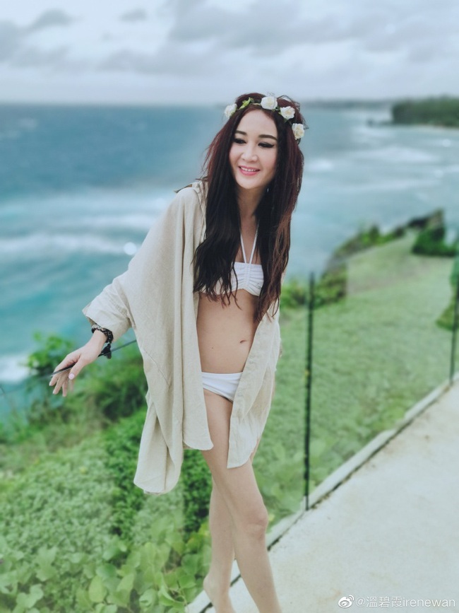 &quot;Bông hồng lửa của màn ảnh Hồng Kong&quot; Ôn Bích Hà tiếp tục gây sốc với loạt ảnh bikini gợi cảm ở tuổi 53 - Ảnh 4.