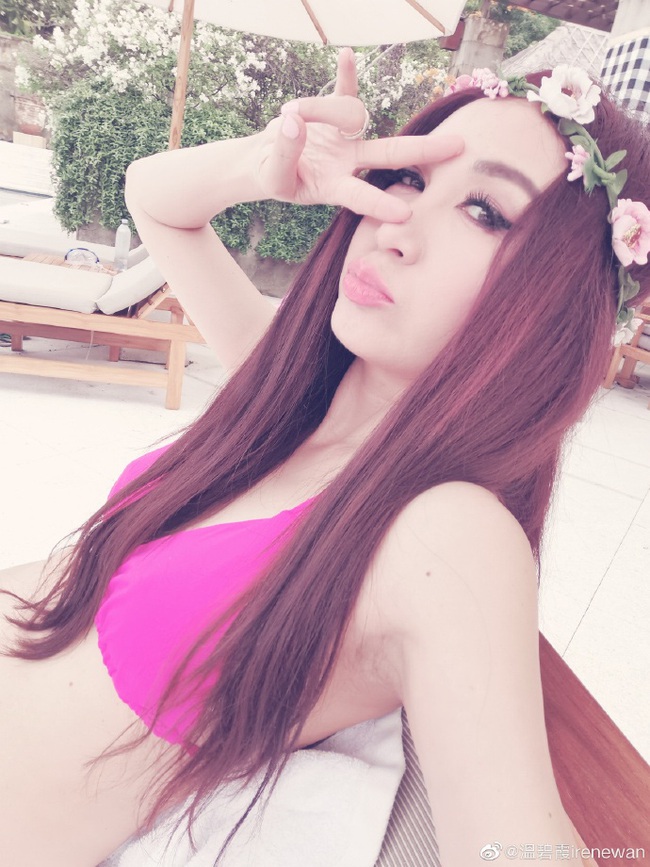 &quot;Bông hồng lửa của màn ảnh Hồng Kong&quot; Ôn Bích Hà tiếp tục gây sốc với loạt ảnh bikini gợi cảm ở tuổi 53 - Ảnh 6.