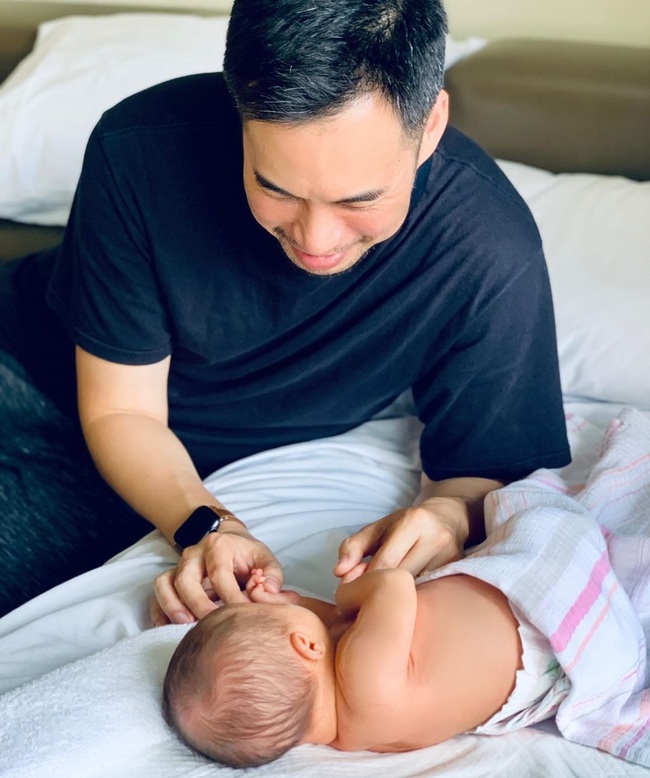 Shark  Linh ngọt ngào khoe khoảnh khắc ông xã chơi với con gái mới sinh, đặc biệt phong cho chồng vị trí cực cao - Ảnh 1.