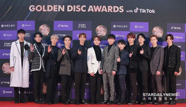 Thảm đỏ "khủng" nhất tuần của Kbiz: Dàn sao đỉnh nhất Kpop hội tụ, Momo (TWICE) được khen xinh hơn hẳn kể từ khi công khai yêu Heechul (SUPER JUNIOR) - Ảnh 10. Thảm đỏ "khủng" nhất tuần của Kbiz: Dàn sao đỉnh nhất Kpop hội tụ, Momo (TWICE) được khen xinh hơn hẳn kể từ khi công khai yêu Heechul (SUPER JUNIOR) - Ảnh 10.