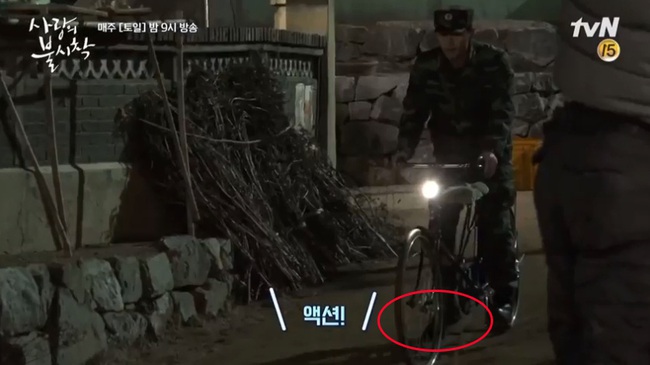 Hậu trường &quot;Crash Landing On You&quot;: Hyun Bin khổ sở tập đi xe đạp để đóng cảnh lãng mạn với Son Ye Jin - Ảnh 2.