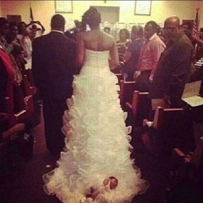 Bức ảnh chụp đám cưới gây xôn xao bởi mọi sự chú ý dồn vào đứa trẻ 1 tháng tuổi bị cột vào chân váy của cô dâu - Ảnh 1.