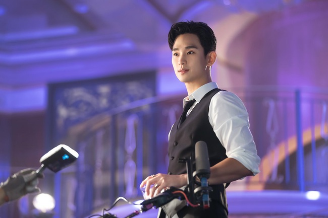 Trùm cuối cameo phim &quot;Crash Landing On You&quot; gọi tên Kim Soo Hyun: Hyun Bin và Son Ye Jin sắp gặp thêm rắc rối? - Ảnh 5.