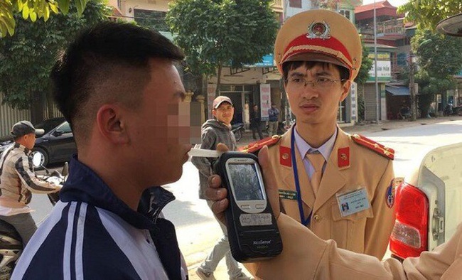 Hà Nội: Nam sinh viên đi dự đám cưới uống chén rượu trên đường về gặp CSGT bị phạt nặng - Ảnh 1. Hà Nội: Nam sinh viên đi dự đám cưới uống chén rượu trên đường về gặp CSGT bị phạt nặng - Ảnh 1.